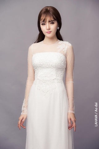 Áo dài cách tân phối ren thêu nhẹ nhàng