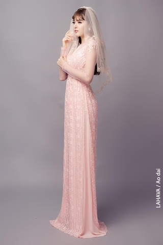 Áo dài ren hồng cách tân ngọt ngào