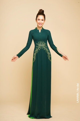 Áo dài trung niên kết cườm ấn tượng