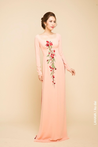 Áo dài cách điệu thêu hoa ấn tượng