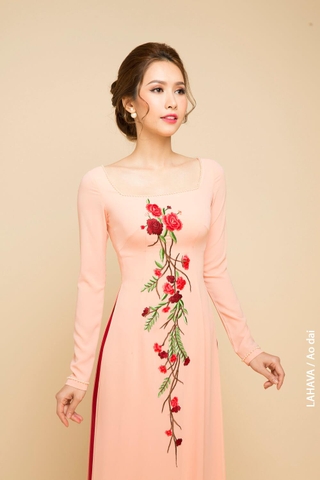 Áo dài cách điệu thêu hoa ấn tượng
