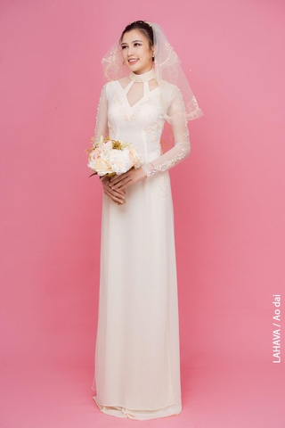 Áo dài cưới cách tân với ren thêu cao cấp