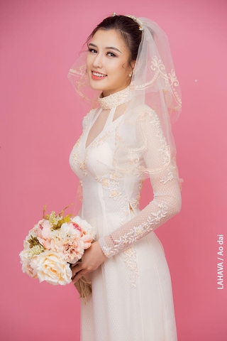 Áo dài cưới cách tân với ren thêu cao cấp