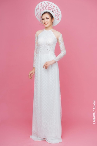 Áo dài trắng phối ren và áo choàng rời ấn tượng