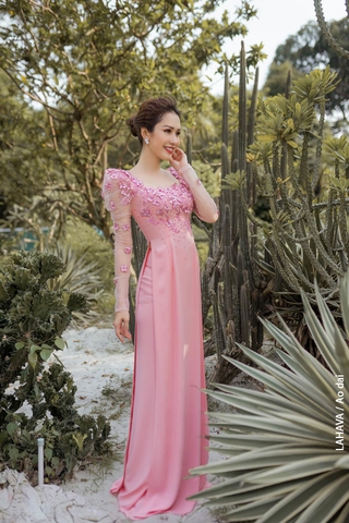 Áo dài cách tân đính kết ấn tượng
