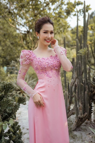 Áo dài cách tân đính kết ấn tượng