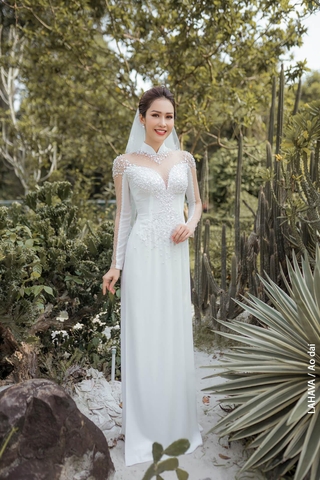 Áo dài cách tân đính hạt lấp lánh