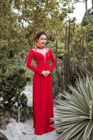 Áo dài đỏ kết cườm ấn tượng