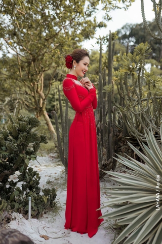 Áo dài đỏ kết cườm ấn tượng