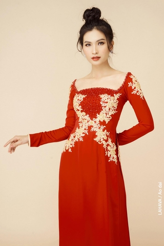 Áo dài đỏ ren đồng nổi bật