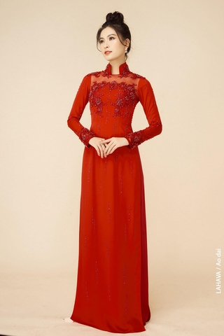 Áo dài cách điệu nhẹ nhàng với ren thêu
