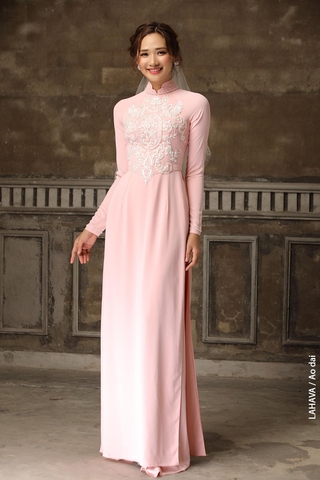 Áo dài hồng với hoạ tiết ren thêu trắng