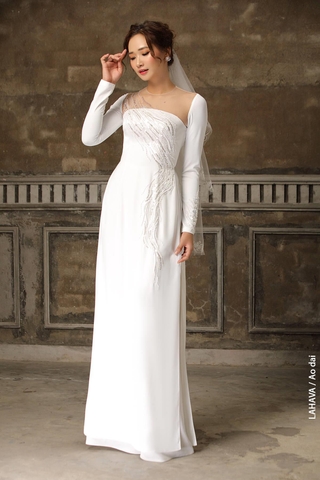 Áo dài trắng đính kết hạt sáng tạo