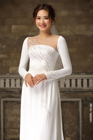 Áo dài trắng đính kết hạt sáng tạo