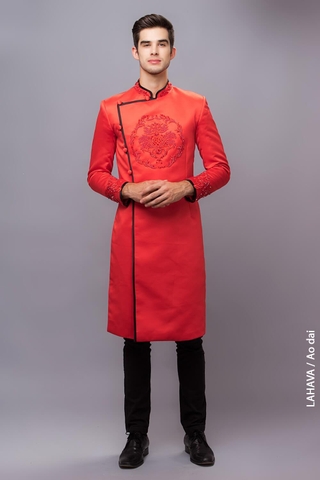 Áo dài nam đỏ viền đen kết ren ấn tượng