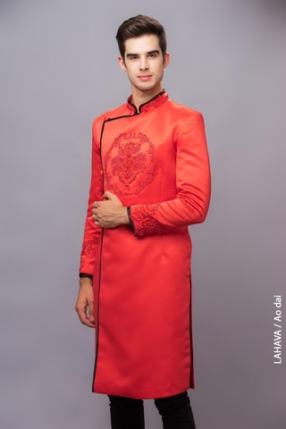 Áo dài nam đỏ viền đen kết ren ấn tượng
