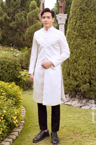 Áo dài với hoạ tiết ren nam tính