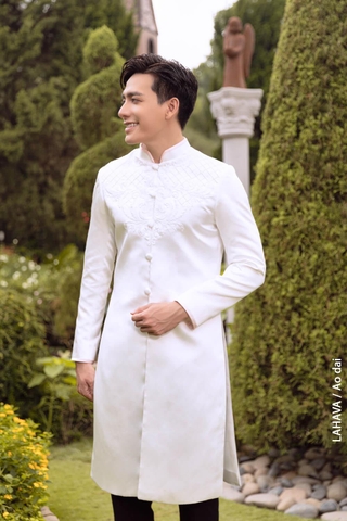 Áo dài với hoạ tiết ren nam tính