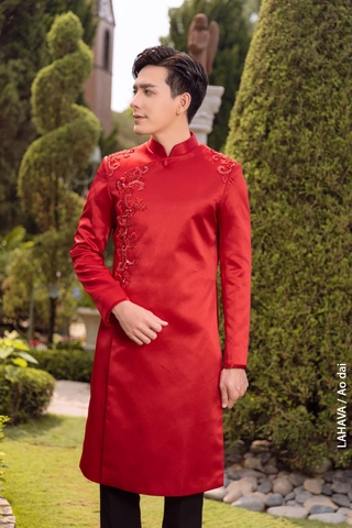 Áo dài nam đỏ phối ren lịch lãm