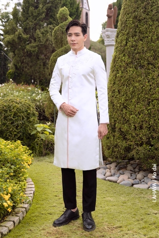 Áo dài trắng viền hồng nhẹ nhàng