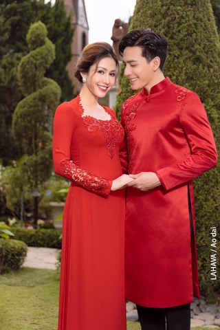 Áo dài cặp đỏ phối ren nổi bật