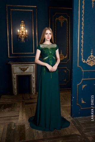 Váy dạ hội cắt khoét đính kết tinh tế