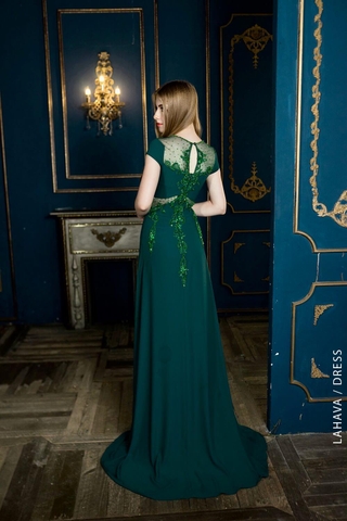 Váy dạ hội cắt khoét đính kết tinh tế