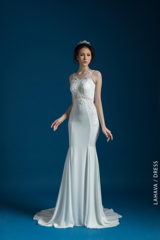 Váy cưới đuôi cá cắt khoét đính ren ấn tượng