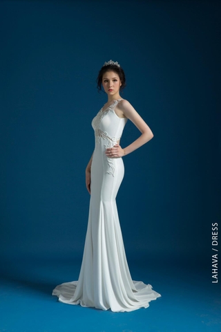 Váy cưới đuôi cá cắt khoét đính ren ấn tượng