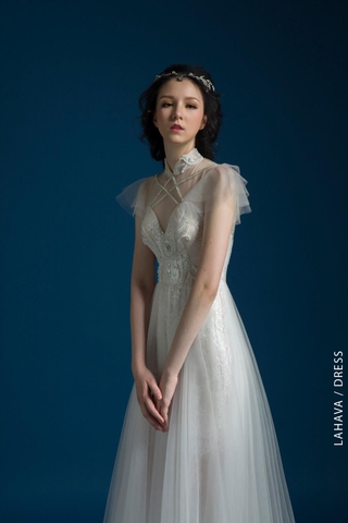 Váy cưới xoè tùng lưới tay cách điệu