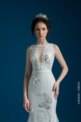 Váy cưới đuôi cá hoạ tiết hoa bướm