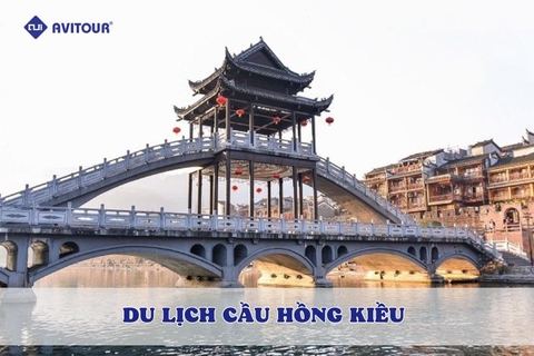 Cầu Hồng Kiều - nét đẹp trăm năm tại Phượng Hoàng cổ trấn