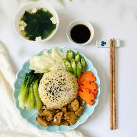 Cơm nấm đùi gà kho tiêu