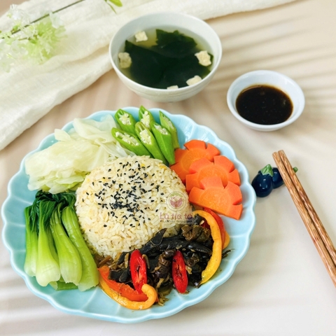 Cơm tảo xoắn xào ngũ sắc