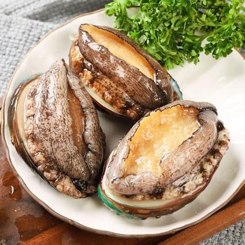 Bào ngư hay còn được gọi với những cái tên độc đáo, hoa mỹ khác như: Con ốc khổng, thạch quyết minh hay cửu khổng, hải nhĩ.