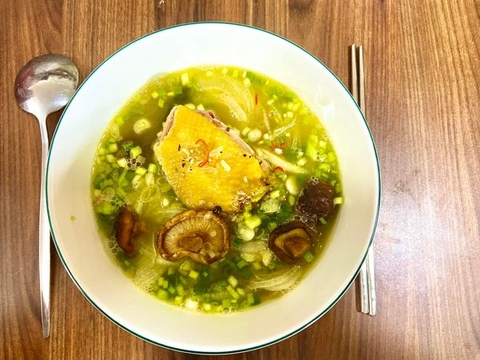 Gà ủ muối JPFood, ngon hơn khi được “biến tấu” với món miến gà ủ muối nấm hương