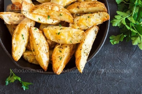 Khoai tây bổ múi cau đã ướp gia vị ngon lành về chỉ việc chiên lên là ăn được ngay