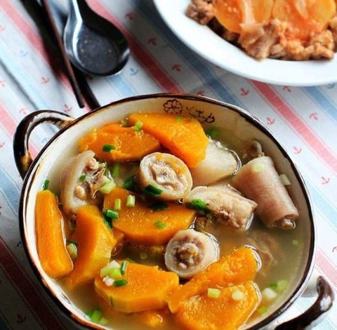 Canh đuôi heo hầm bí đỏ