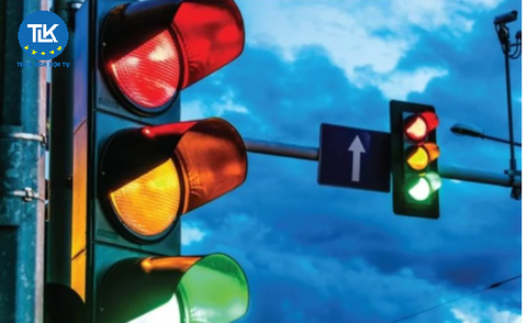 CROSSING THE RED LIGHT, YELLOW LIGHT CAN BE PUNISHED UP TO 20 MILLION VND