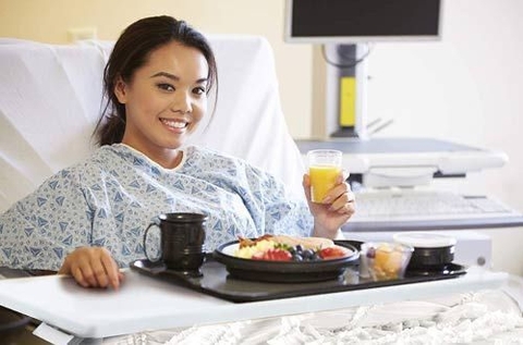 Mới mổ xong nên ăn gì? Có phải chỉ cần ăn đồ bổ là được?