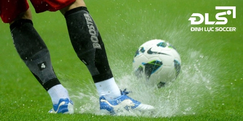 Những lưu ý sử dụng giày đá bóng trời mưa