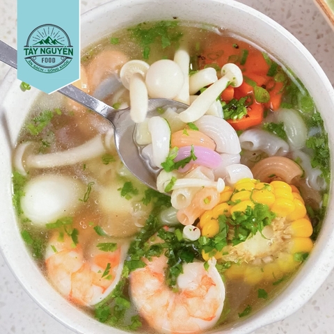 Húp miếng nước lèo nóng hổi, thêm miếng nui rau củ dai dai ngọt ngọt, ôi chao, chỉ muốn húp mãi thôi!