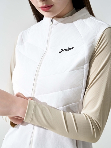 골프장에서 반팔 패딩 조끼로 완성하는 스타일리시한 룩