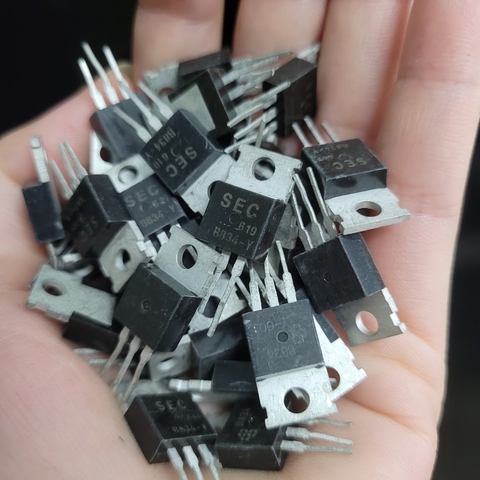 Transistor B834 và D880 tháo máy có màu xanh và đen