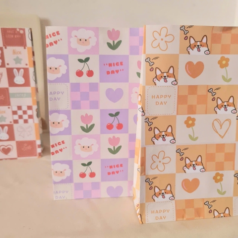Túi giấy đựng quà mini cute , giấy gói hàng họa tiết caro. chọn ở phân loại Tự tay gói quà với túi giấy caro nào