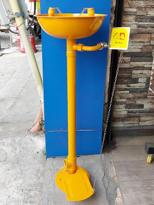 Bồn rửa mắt khẩn cấp chân đứng màu vàng