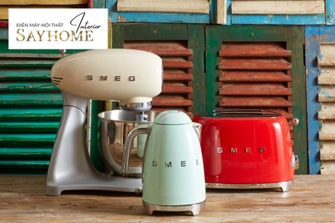 Máy nướng bánh mì SMEG TSF01RDEU 2 lát màu đỏ — ảnh minh họa sản phẩm trong không gian sử dụng của hãng
