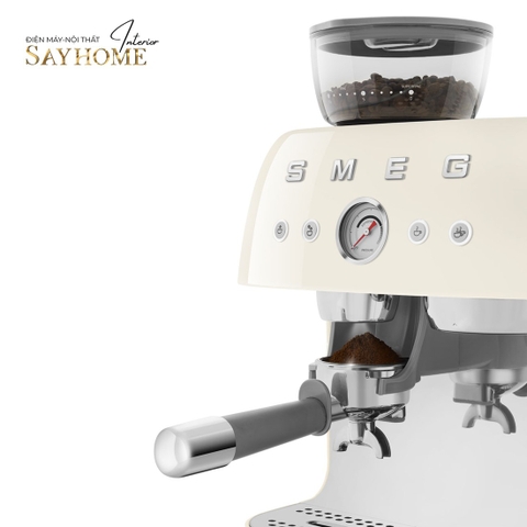 Máy pha cà phê tích hợp cối xay SMEG EGF03CREU màu kem — chi tiết cối xay và tay pha