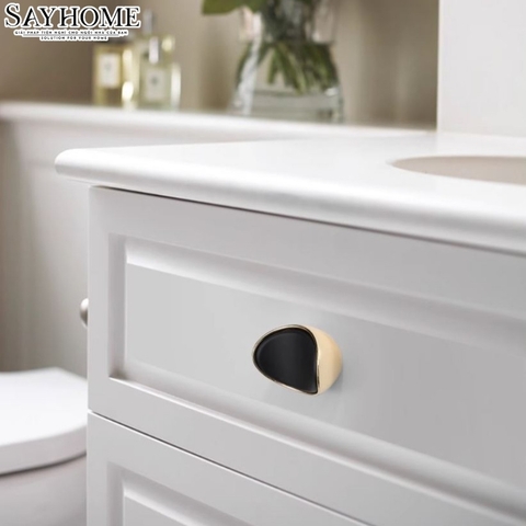 Núm tủ hiện đại màu đen vàng SH8990