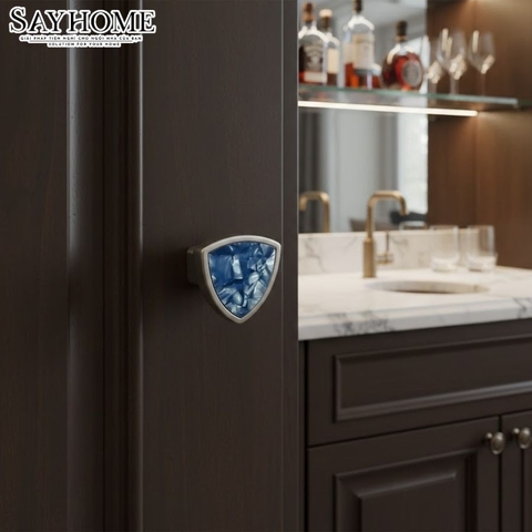 Núm tủ hiện đại đính đá màu vàng xước và bạc xước SH8972